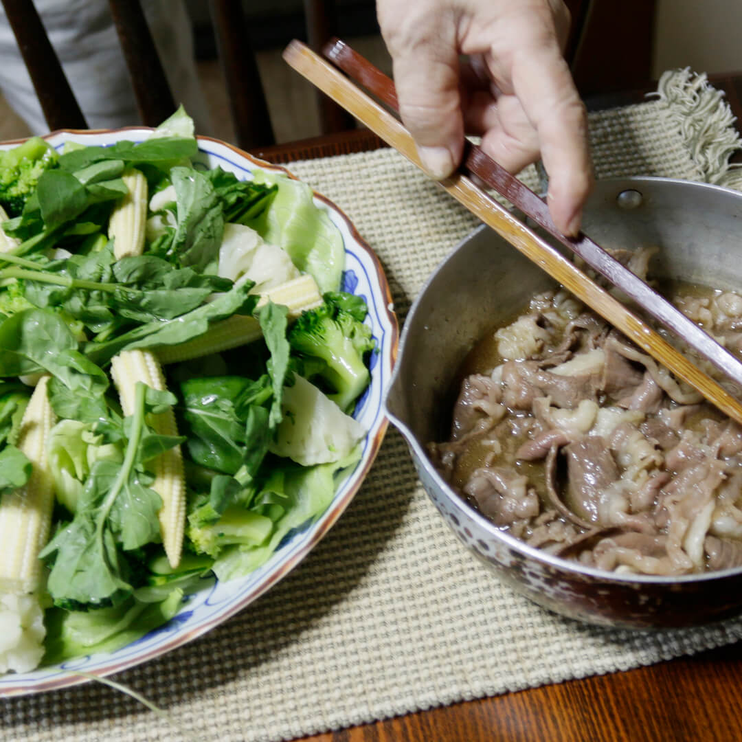 たくさんの葉野菜とそれにかける牛肉とタレ