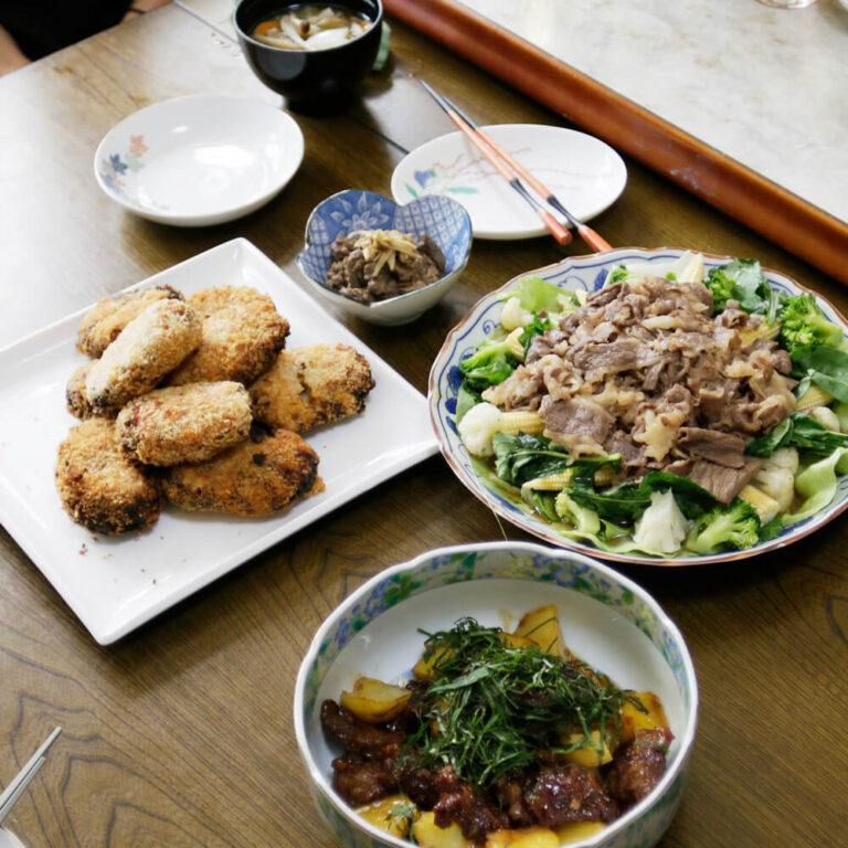 じゃがいもの甘辛煮、たくさんサラダ、コロッケ、鶏レバーのしぐれ煮、みんなの豚汁