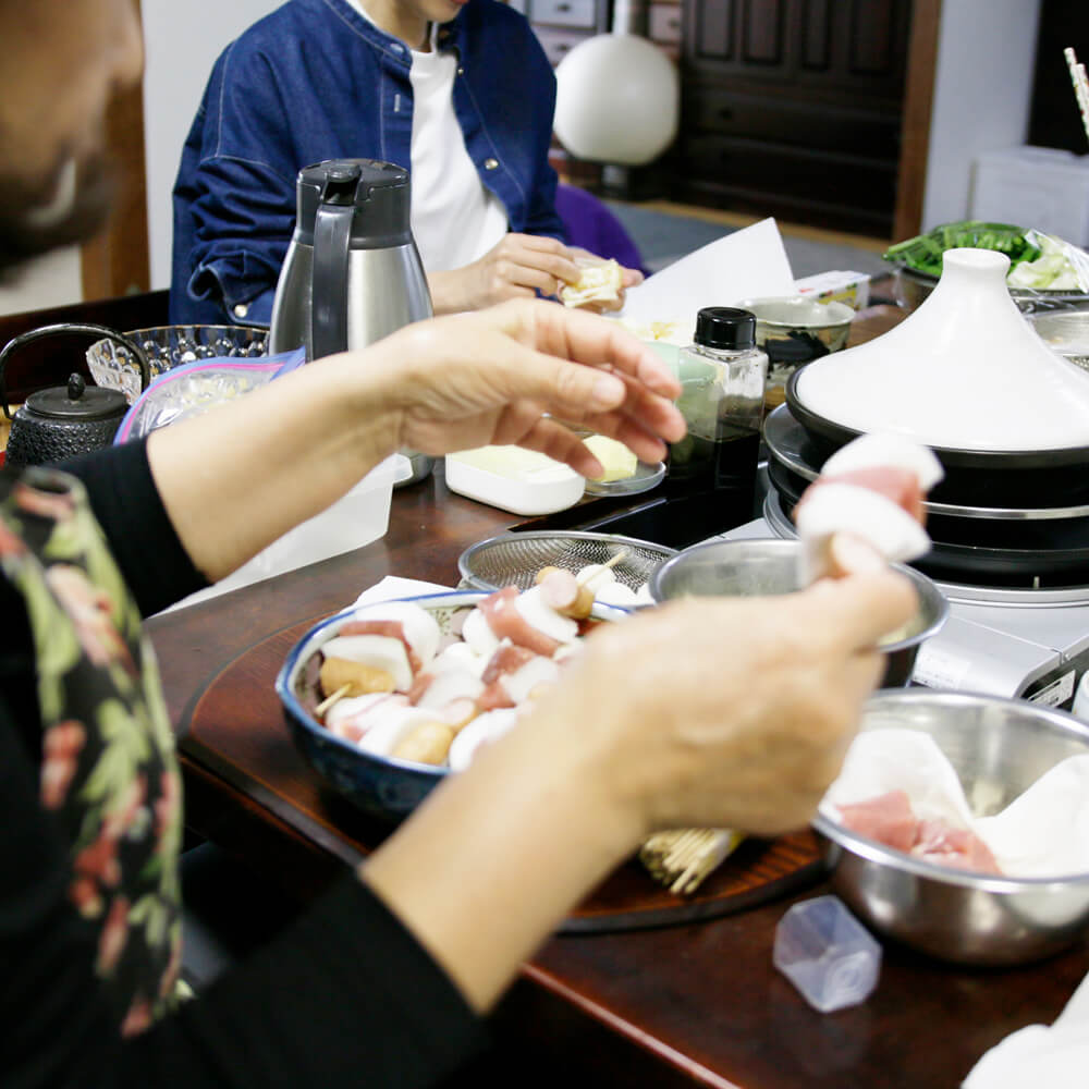 料理の準備をすすめるお母さんと娘さん