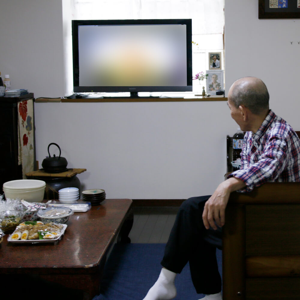 テレビをみるお父さん