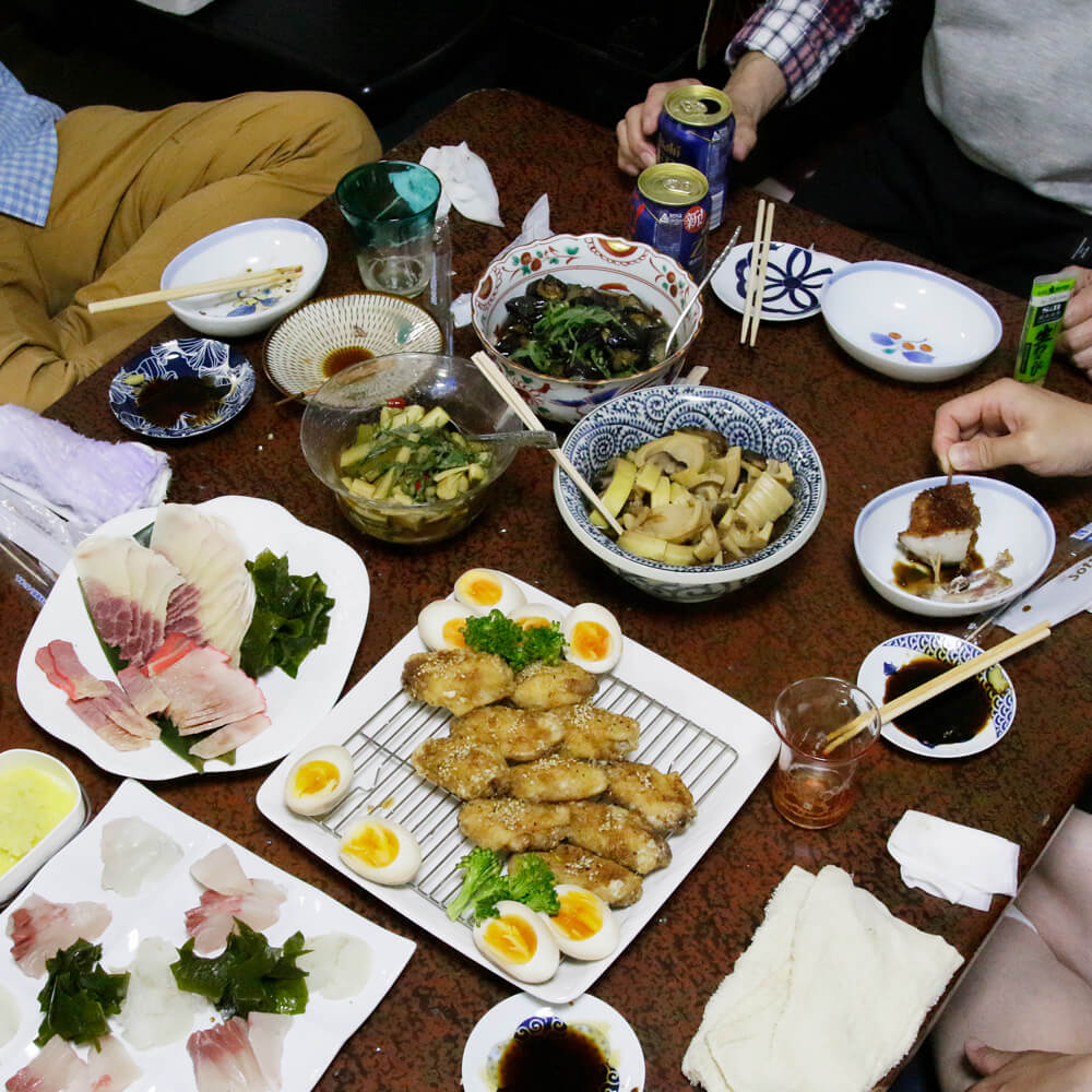 テーブルに広げられた宴会料理の数々